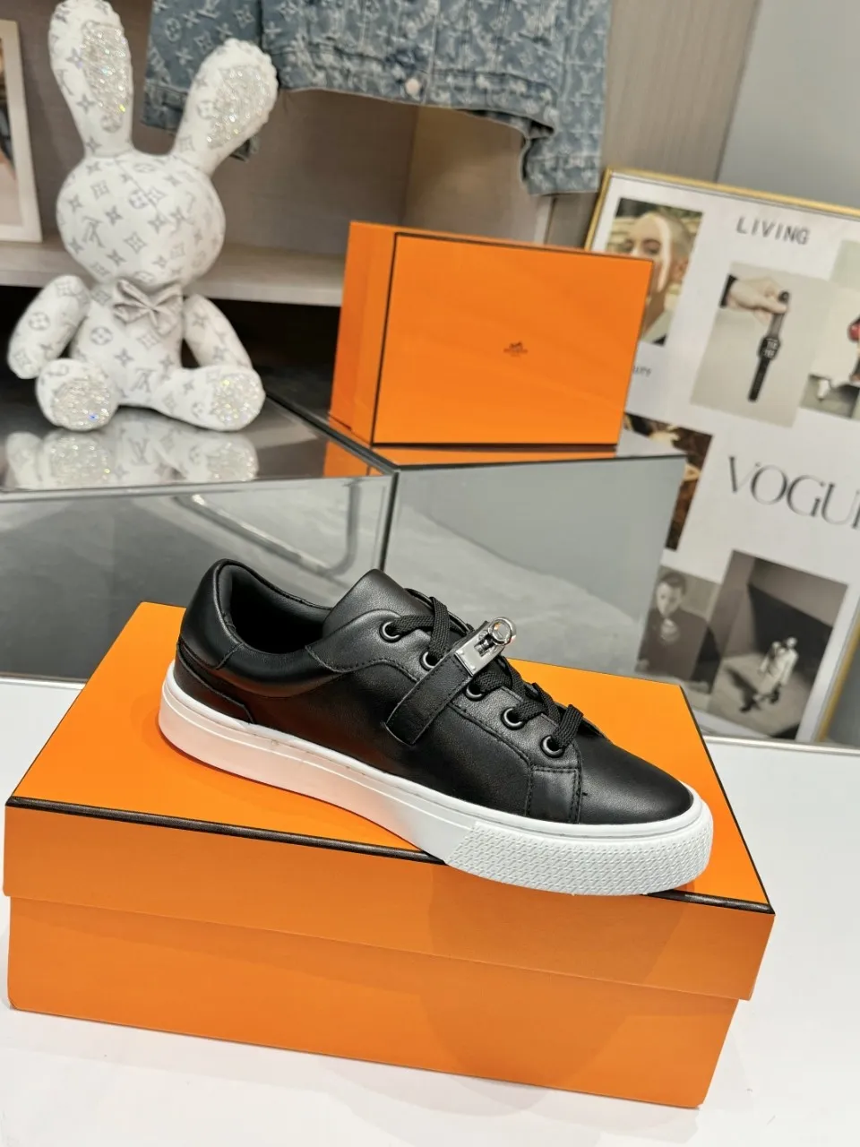 Men's Men's Shoes💰620❤️❤️❤️HERMES 2021 latest Kelly buckle white sneakers are online! The highest version on the market! Purchasing level quality! The H family rarely produces flat casual shoes, and they are styled with classic palladium-plated Kelly shoe buckles! Create a fashionable urban look that perfectly embodies the noble and elegant style of Hermès! Material selection: Fabric imported cowhide, lining + foot pads imported sheepskin, original molded TPU outsole, heavy gold molded kelly buckle full of texture Size: Female: 35-41 (41 is not returnable) Male: 39-45 (45 is not returnable)